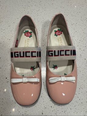 Gucci Pink Patent Leather Kids Mary Jane with Logo Strap and White Bow